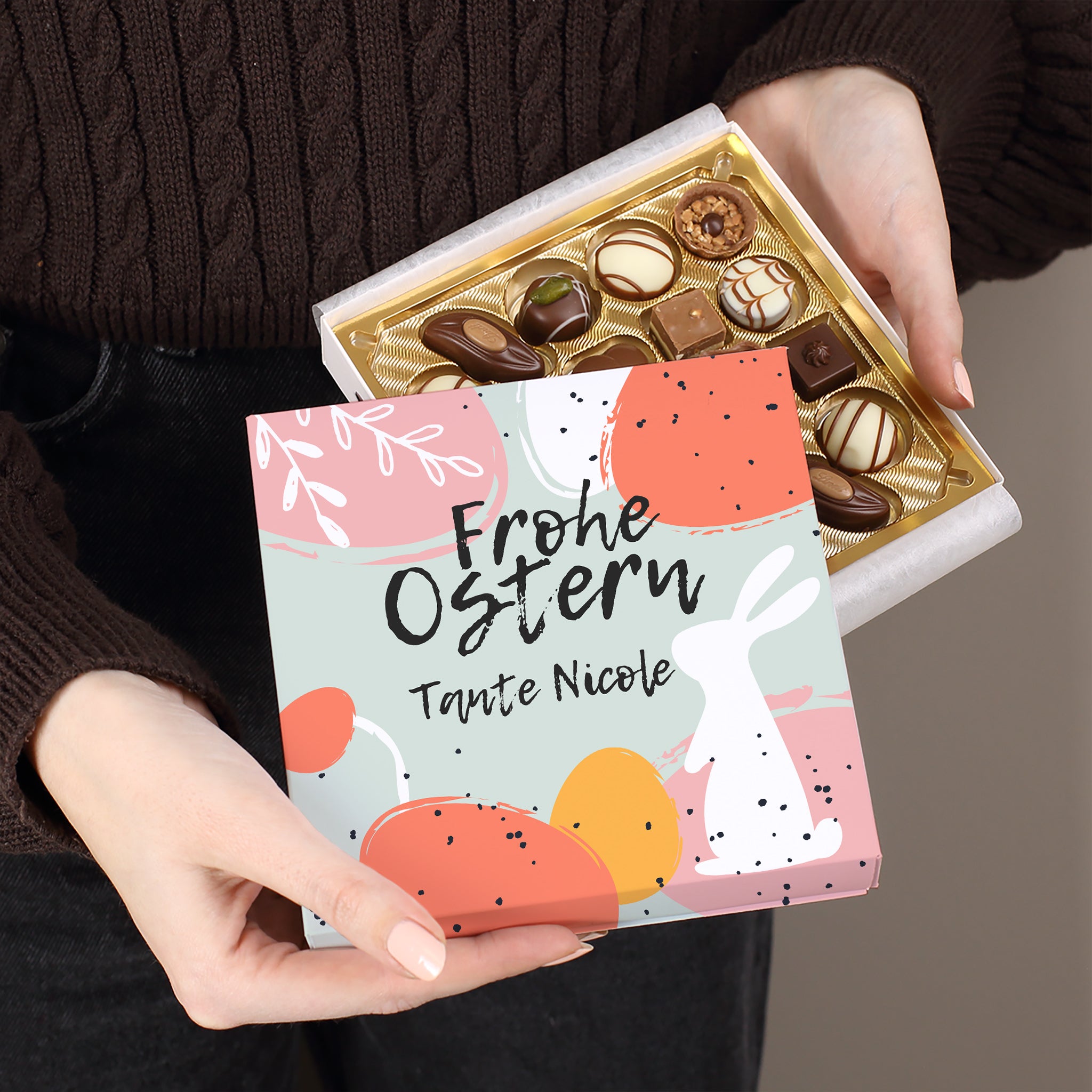 Geöffnete Lindt Pralinenbox „Frohe Ostern“ mit Name Tante Nicole und 100 g Mini-Pralinés