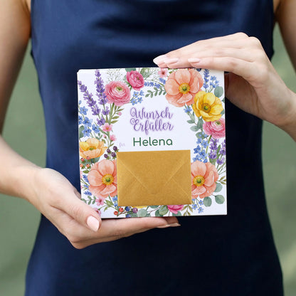 Frau hält personalisierte Lindt Pralinenschachtel Wunscherfüller mit Name Helena und Geldumschlag