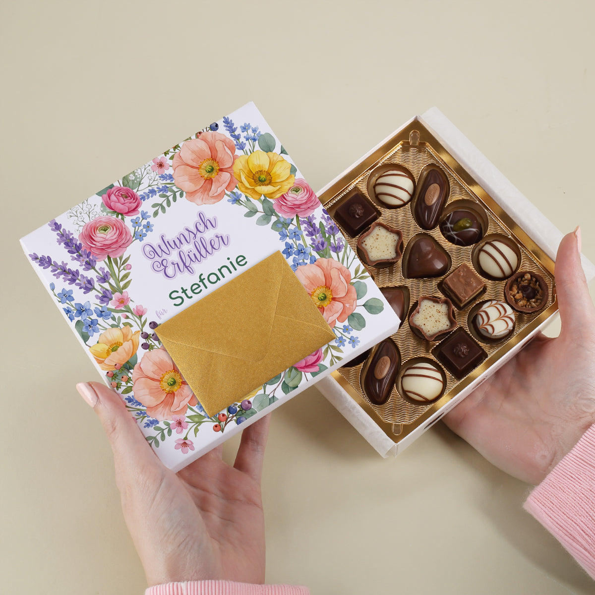 Geöffnete Lindt Pralinen Wunscherfüller mit Name Stefanie, Blumenmotiv und Umschlag für Geldgeschenk