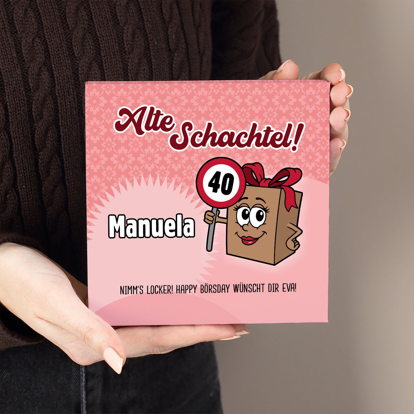 Personalisierte Lindt Pralinenschachtel Alte Schachtel mit Name Manuela und Alter 40 in der Hand