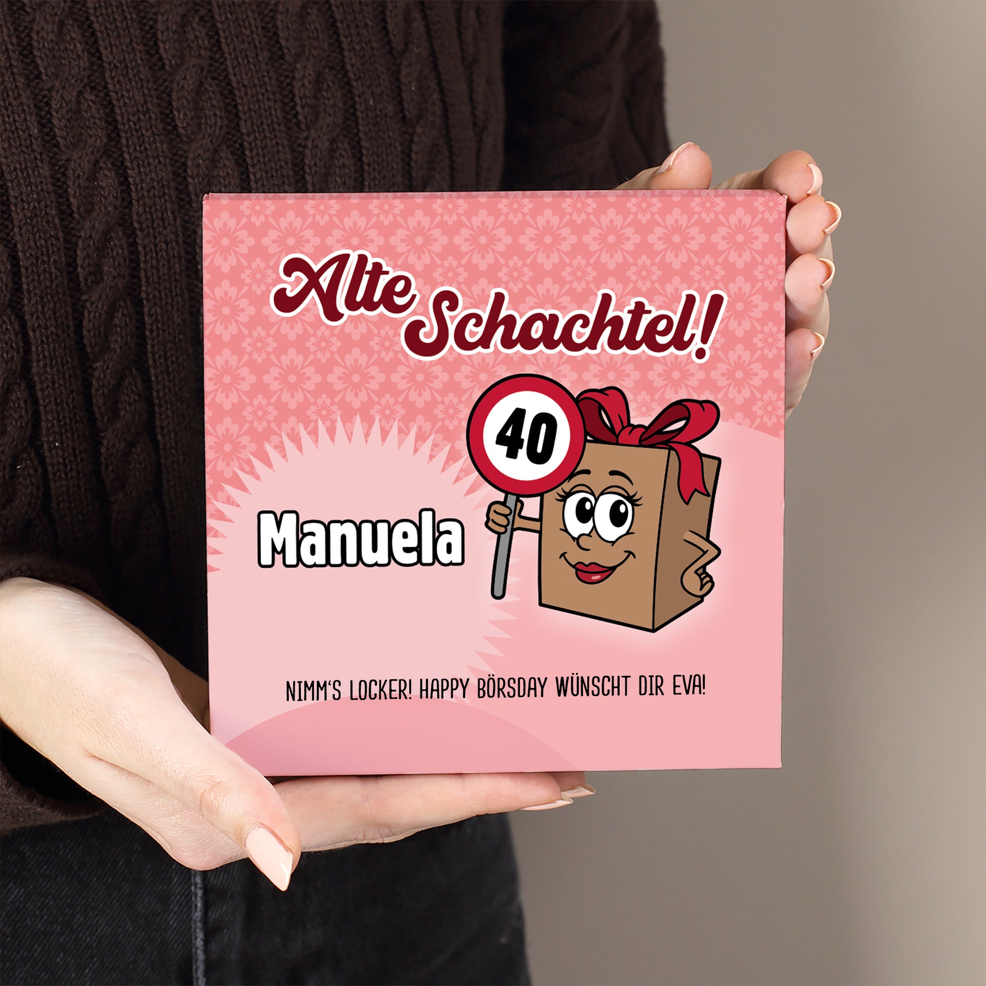 Personalisierte Lindt Pralinenschachtel Alte Schachtel mit Name Manuela und Alter 40 in der Hand