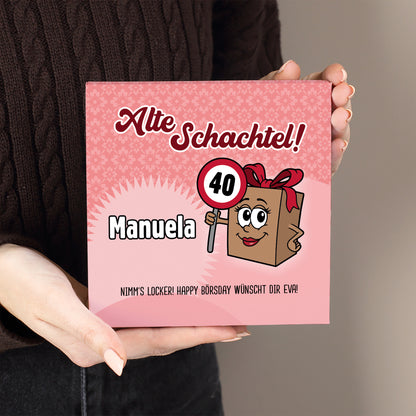 Personalisierte Lindt Pralinenschachtel Alte Schachtel mit Name Manuela und Alter 40 in der Hand