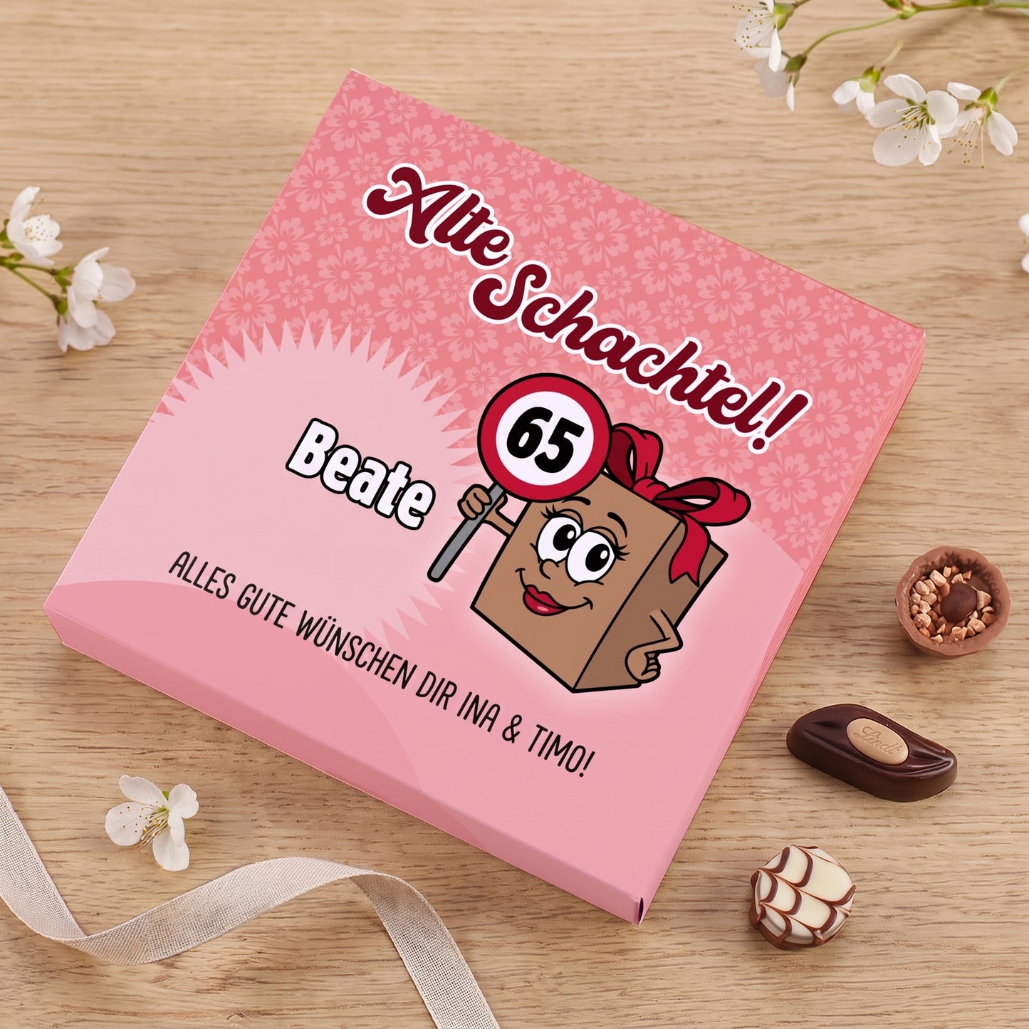 Personalisierte Lindt Pralinenschachtel Alte Schachtel mit Name Beate und Alter 65 auf Holztisch