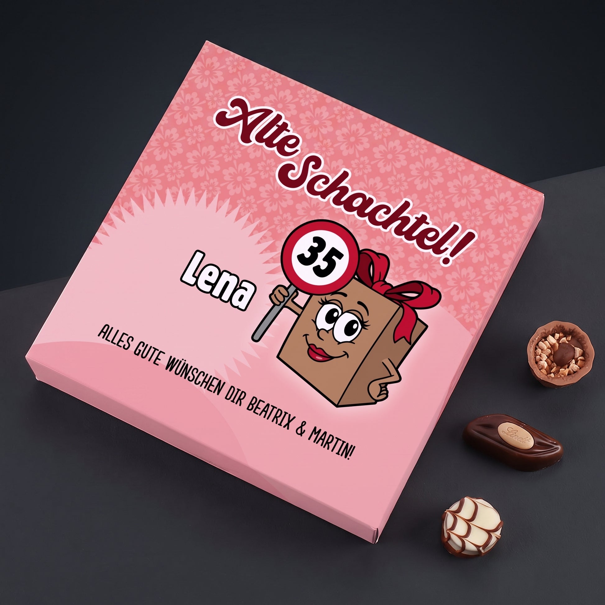 Lindt Pralinenschachtel Alte Schachtel mit Name Lena und Alter 35 auf dunklem Hintergrund