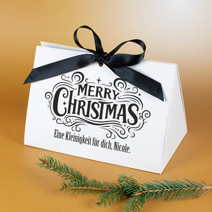 Weiße Weihnachts-Geschenkverpackung mit „Merry Christmas“-Aufdruck, Satinschleife und personalisiertem Text für Nicole