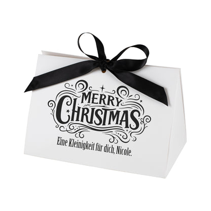 Edle Weihnachts-Geschenkverpackung mit schwarzer Satinschleife, „Merry Christmas“-Aufdruck und persönlichem Text „Eine Kleinigkeit für dich, Nicole“