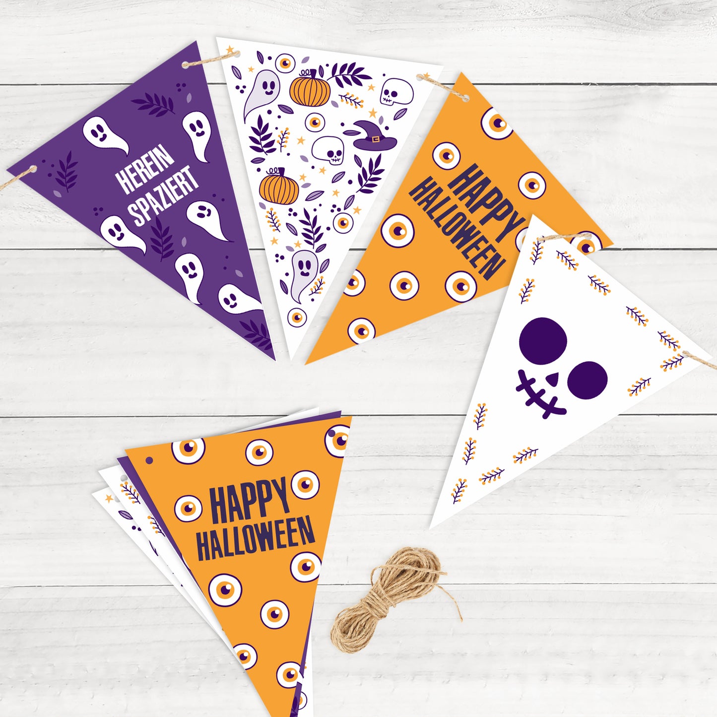 Halloween-Wimpel mit Kürbis-, Geist- und Totenkopf-Design einzeln auf hellem Untergrund mit Juteschnur arrangiert.