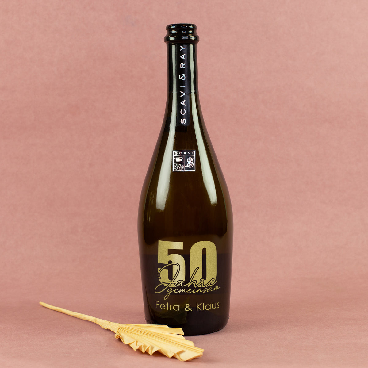 Personalisierte Scavi & Ray Prosecco-Flasche zur goldenen Hochzeit mit Gravur 50 Jahre gemeinsam und Namen Petra & Klaus