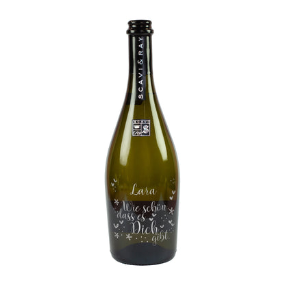 Freigestellte Scavi & Ray Prosecco-Flasche mit Gravur Lara, Herzen und Spruch Wie schön, dass es Dich gibt