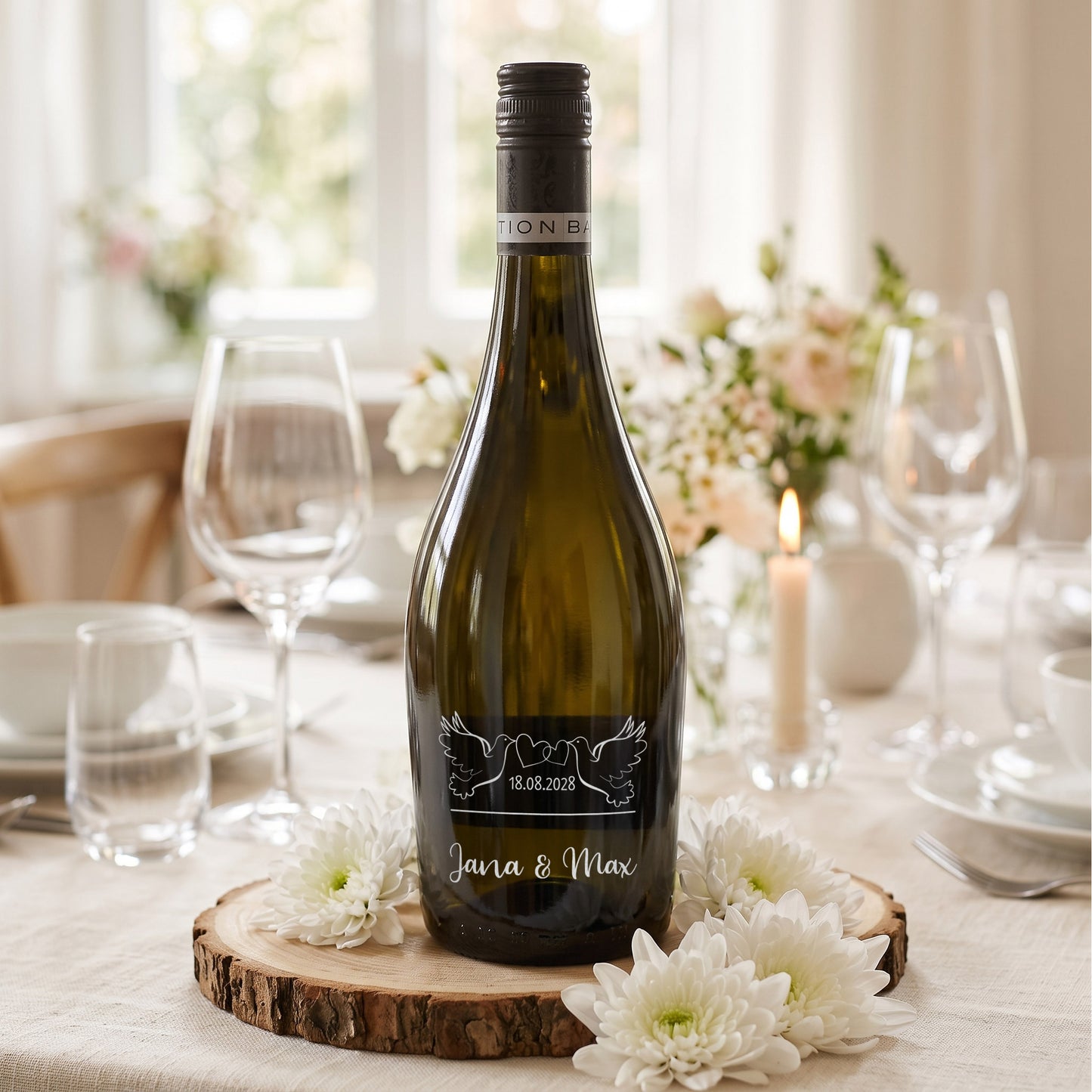 Scavi & Ray Seccoflasche zur Hochzeit mit Tauben, Herzen, Namen und Datum graviert