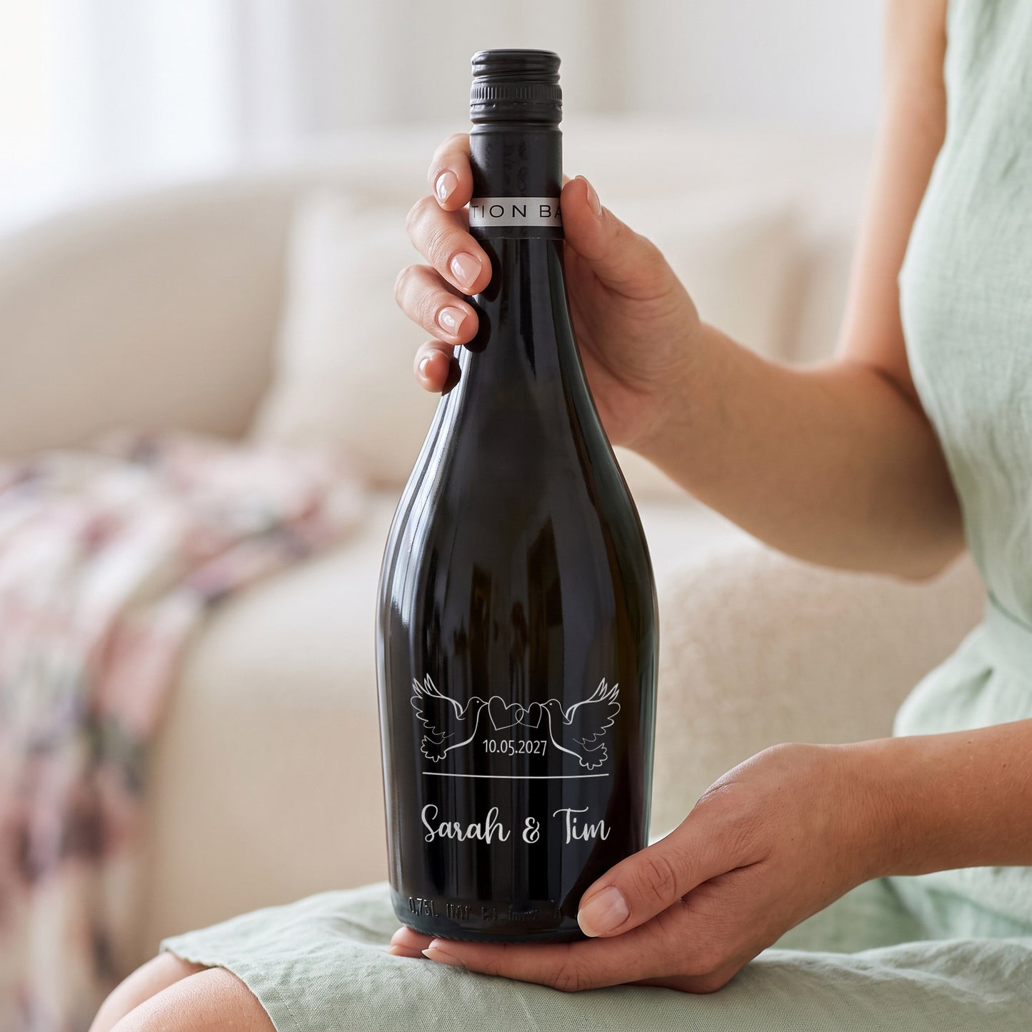 Gravierte Seccoflasche Scavi & Ray – Taubenmotiv zur Hochzeit mit Namen und Datum