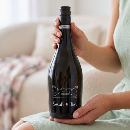 Gravierte Seccoflasche Scavi & Ray – Taubenmotiv zur Hochzeit mit Namen und Datum
