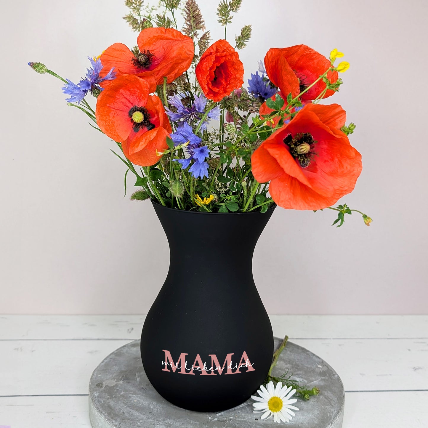 Personalisierte Ritzenhoff-Vase in Schwarz mit Blumenstrauß
