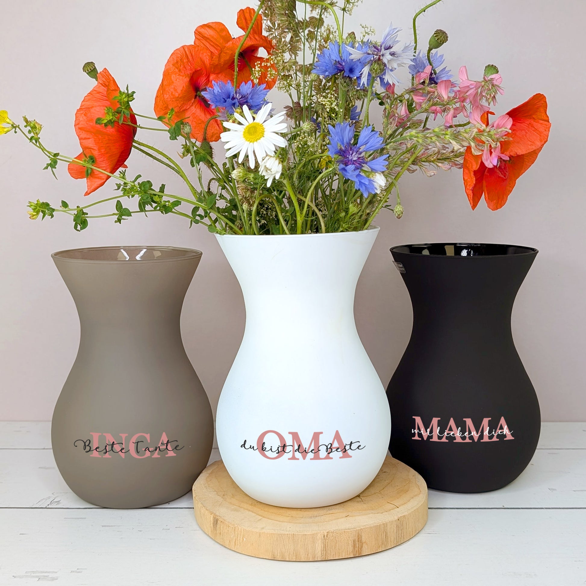 Bild der Vase in allen drei Farbvarianten mit Blumen in der weißen Variante