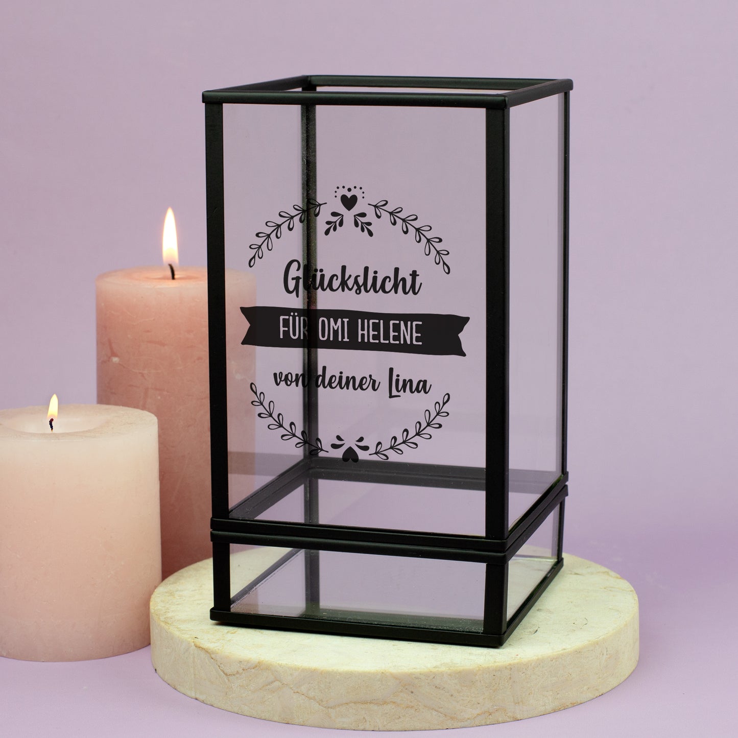Windlicht aus Glas mit schwarzem Metallrahmen, personalisiert mit Wunschtext „Glückslicht für Omi Helene“