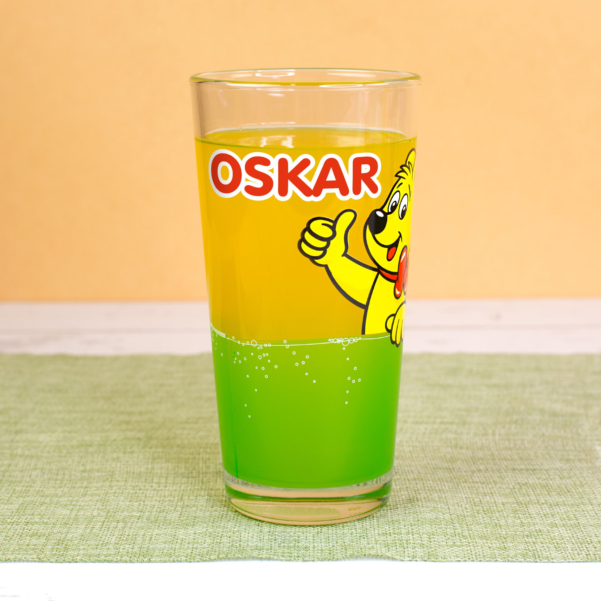 Personalisierbares HARIBO Trinkglas mit Name Oskar und grünem Limonadendesign, frontal fotografiert.