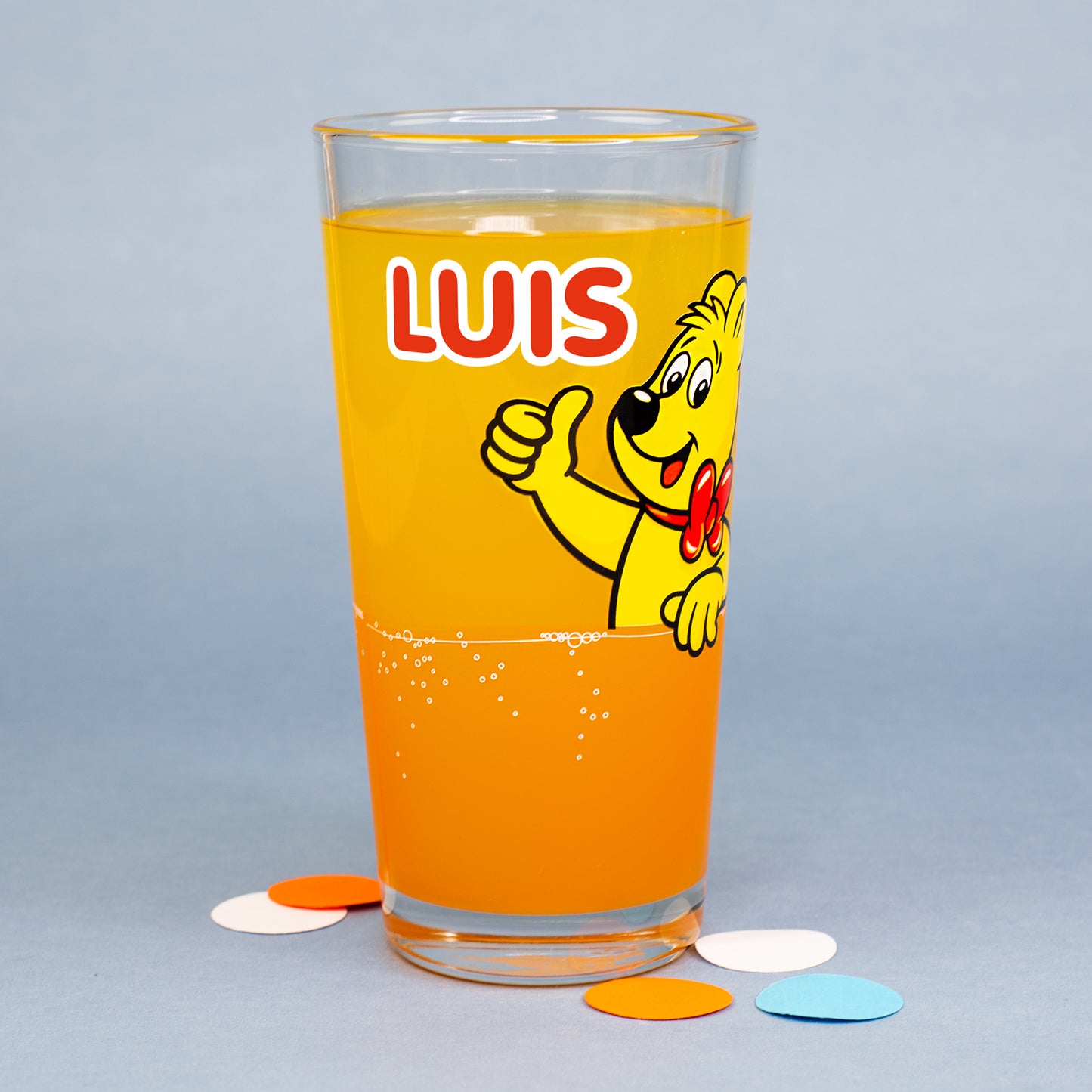 Personalisiertes HARIBO Glas in Orange, Motiv Goldbär mit Daumen hoch, Namensdruck „Luis“.