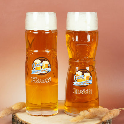 Personalisiertes Bierglas im Dirndl-Design und Lederhosen-Design, gefüllt mit Bier, Aufdruck „Oans, zwoa, gsuffa!“ und Wunschname, traditionelles Glas für bayerische Feste