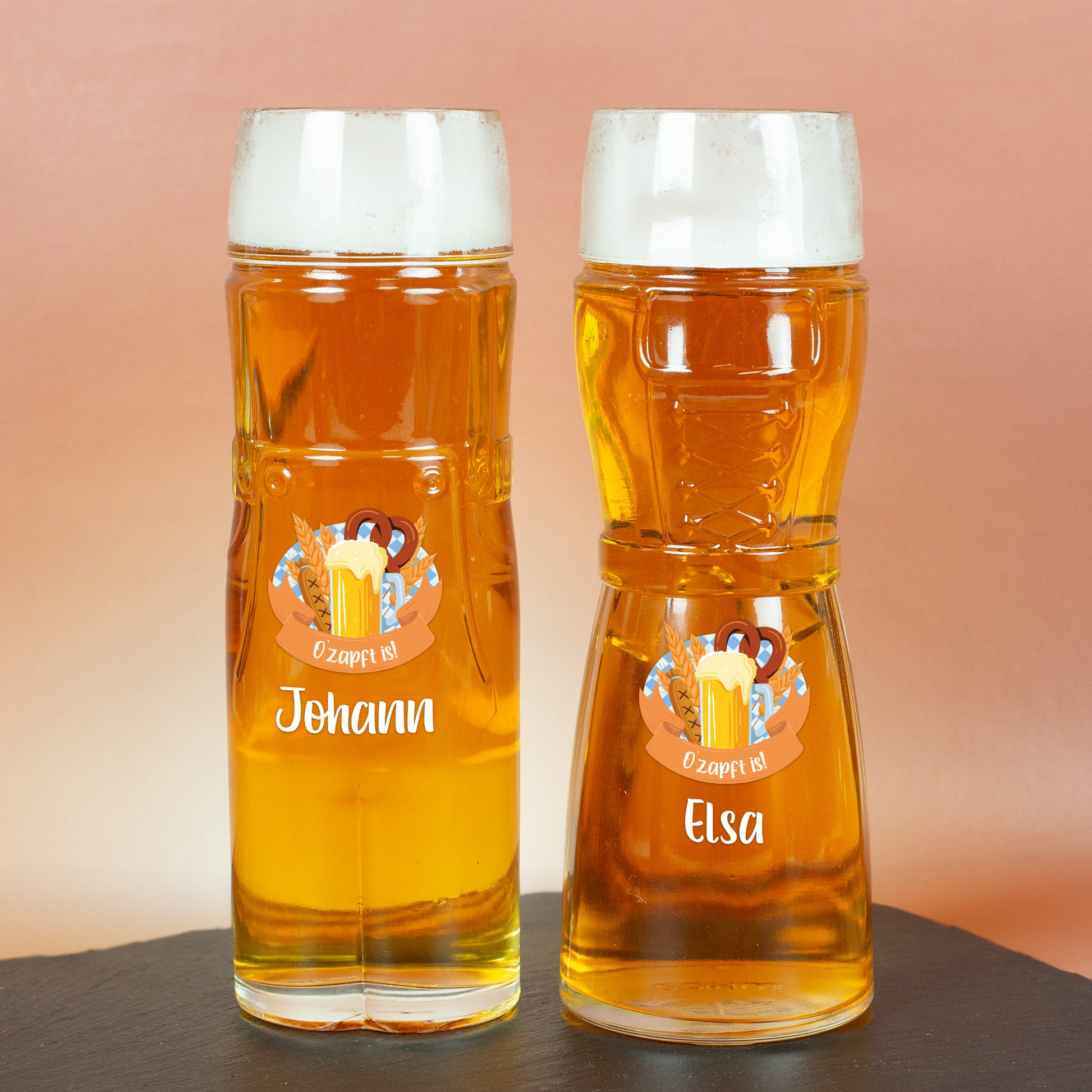 Personalisiertes Bierglas mit Brezel- und Maßkrug-Motiv sowie Schaumkrone – mit Namen Johann und Elsa bedruckt