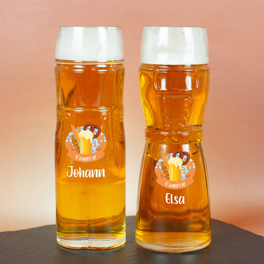 Personalisiertes Bierglas mit Brezel- und Maßkrug-Motiv sowie Schaumkrone – mit Namen Johann und Elsa bedruckt