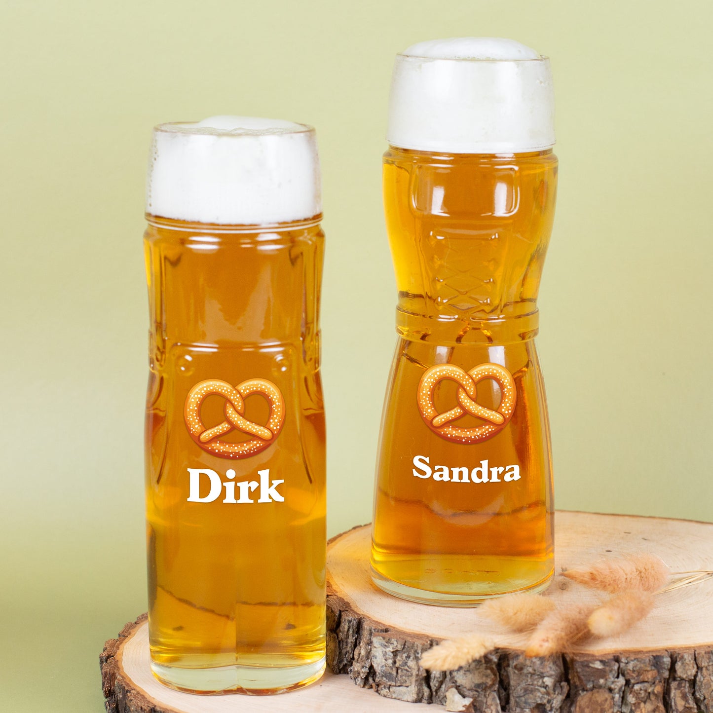 Personalisiertes Bierglas mit Brezel-Motiv und Name Dirk und Sandra