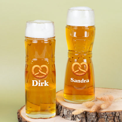 Personalisiertes Bierglas mit Brezel-Motiv und Name Dirk und Sandra