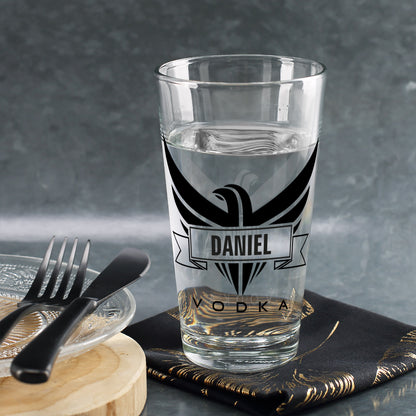 Personalisierbares Glas mit Adler-Aufdruck und Name Daniel, Schriftzug „Vodka“, stilvoll aufgedeckt mit Besteck und Serviette