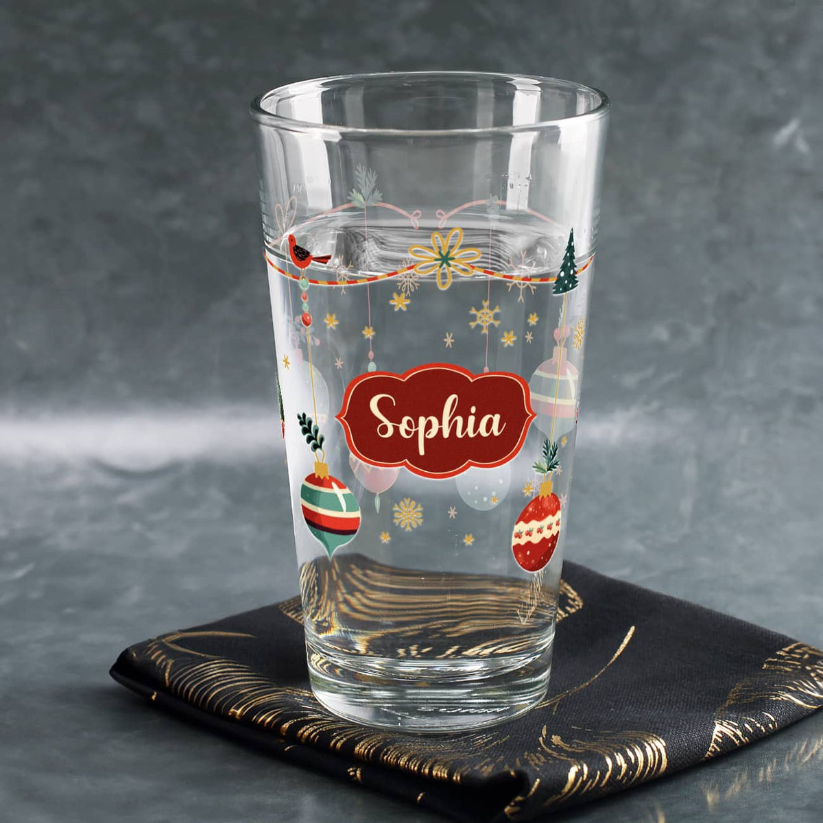 Trinkglas mit Weihnachtskugeln und Name –