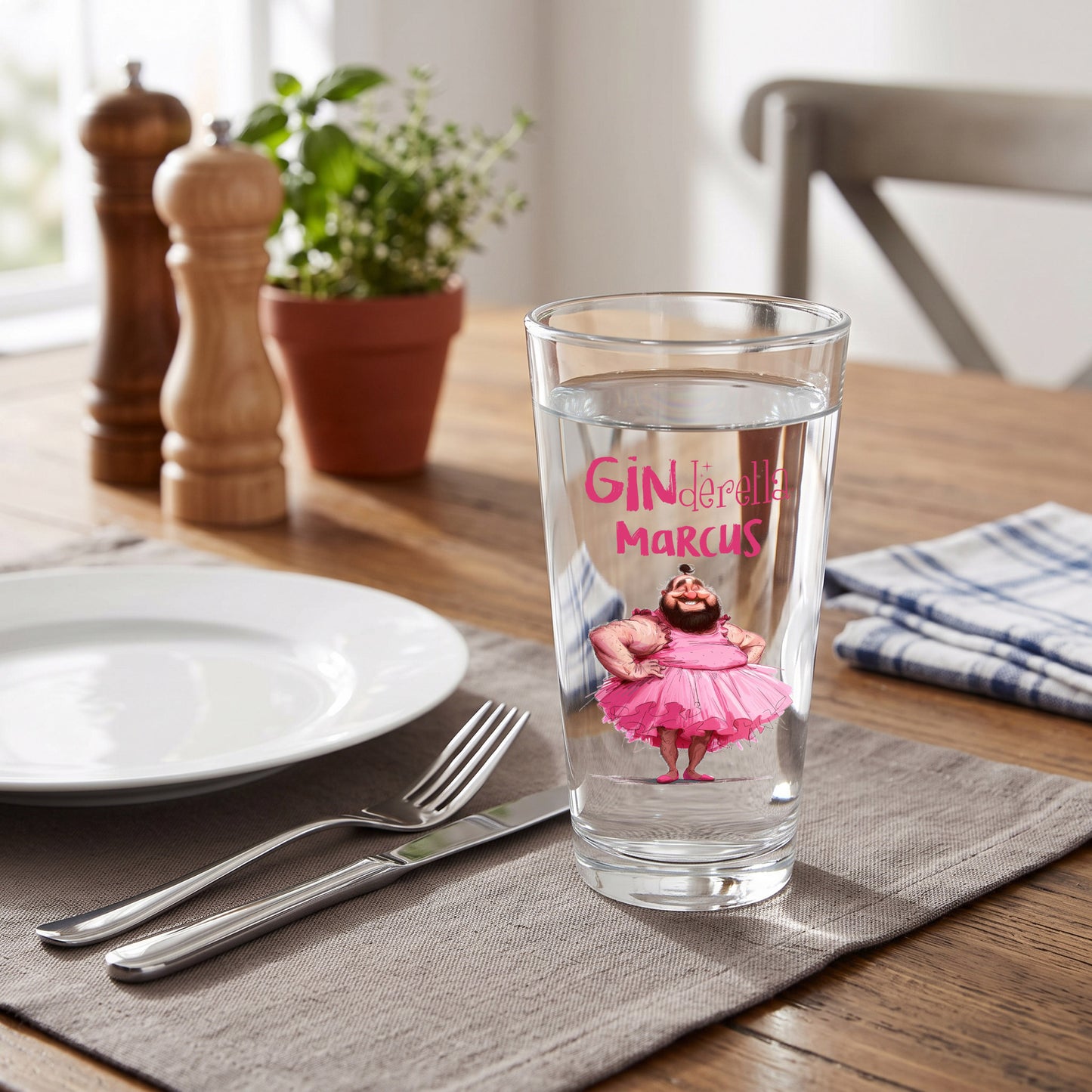 Bedrucktes Ginderella Trinkglas mit Name Marcus, Wasserfüllung und pinkem Motiv auf gedecktem Esstisch