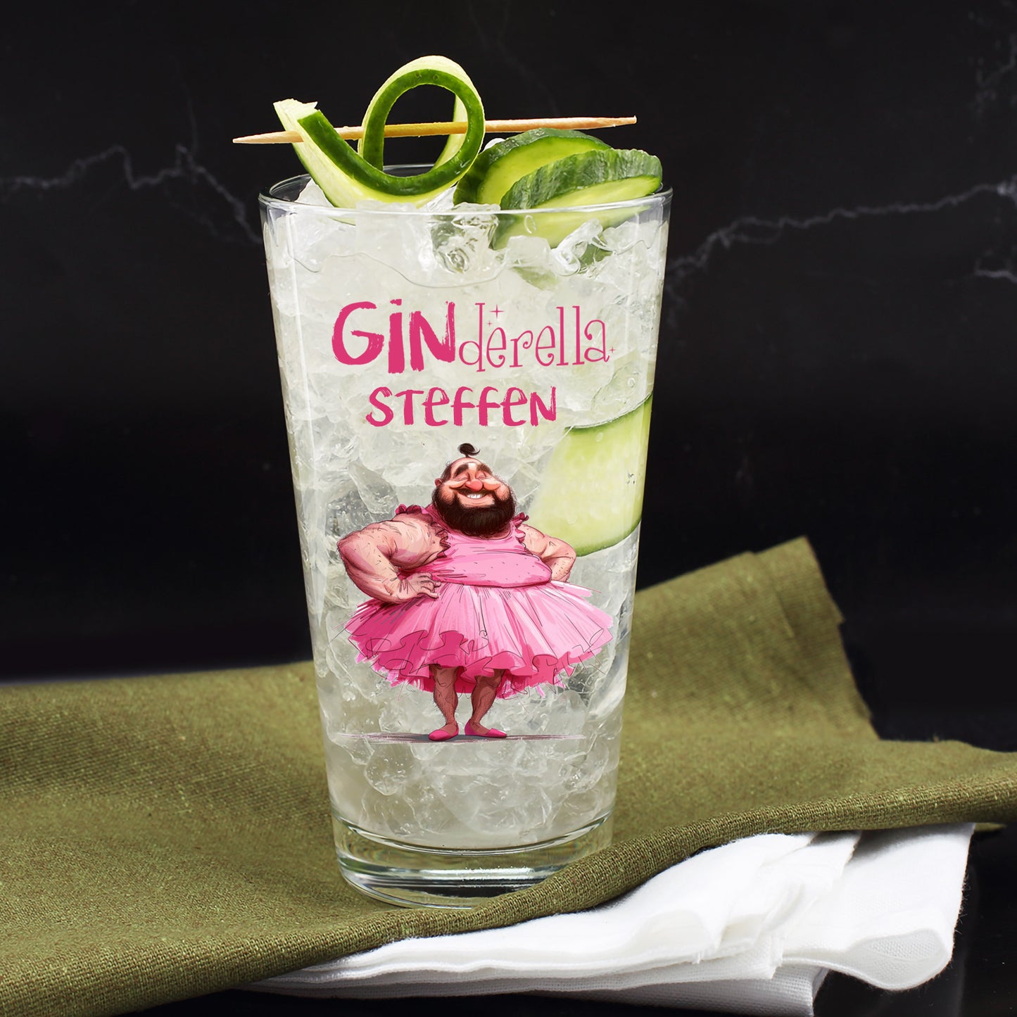 Ginderella Glas mit Name Steffen, Eiswürfeln und Gurkendeko als Gin Tonic Glas vor dunklem Hintergrund