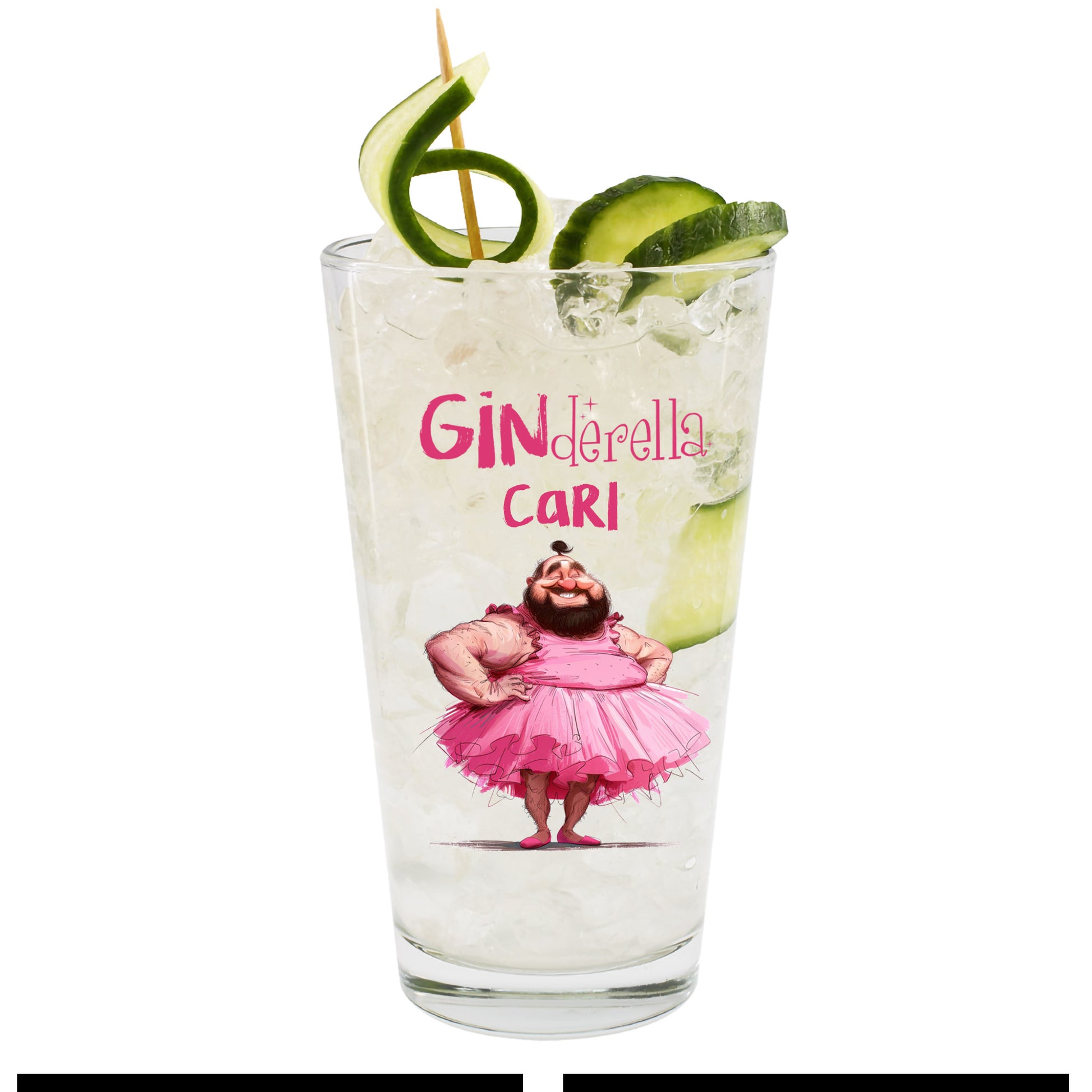 Freigestelltes Ginderella Glas mit Name Cari, Eiswürfeln und Gurkendeko vor weißem Hintergrund
