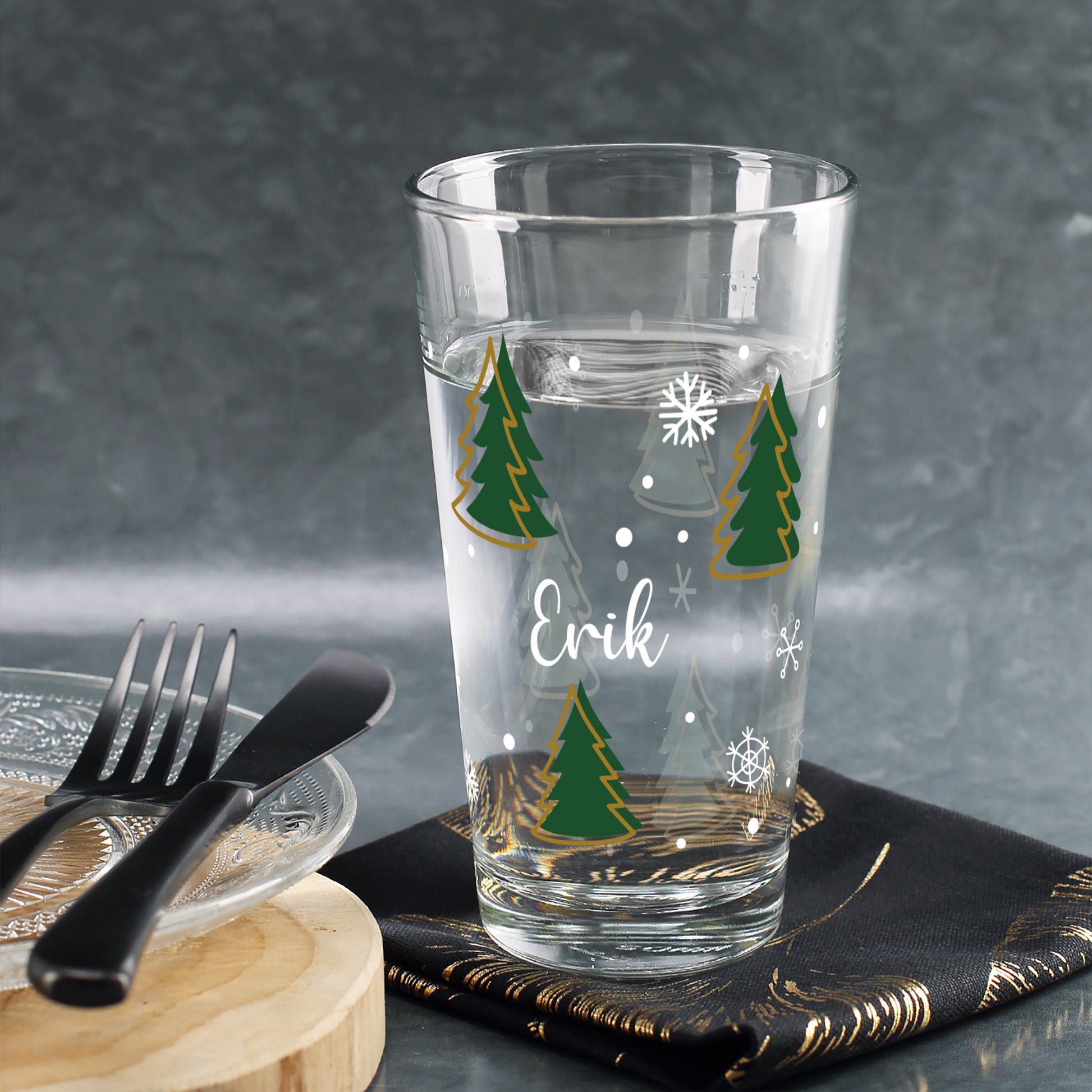 Personalisiertes Glas mit Weihnachtsbaum und Schneeflocken – winterliches Design, perfekt für festliche Getränke.