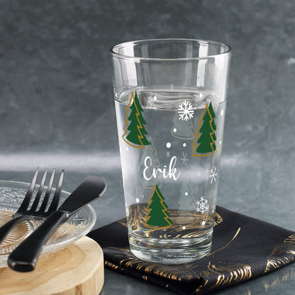 Personalisiertes Glas mit Weihnachtsbaum und Schneeflocken – winterliches Design, perfekt für festliche Getränke.