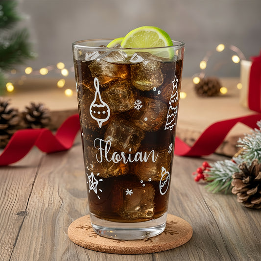 Weihnachtliches Trinkglas mit weißem Ornament-Design – Name Florian – befüllt mit Cola Cranberries und Limette, festlich dekoriert.