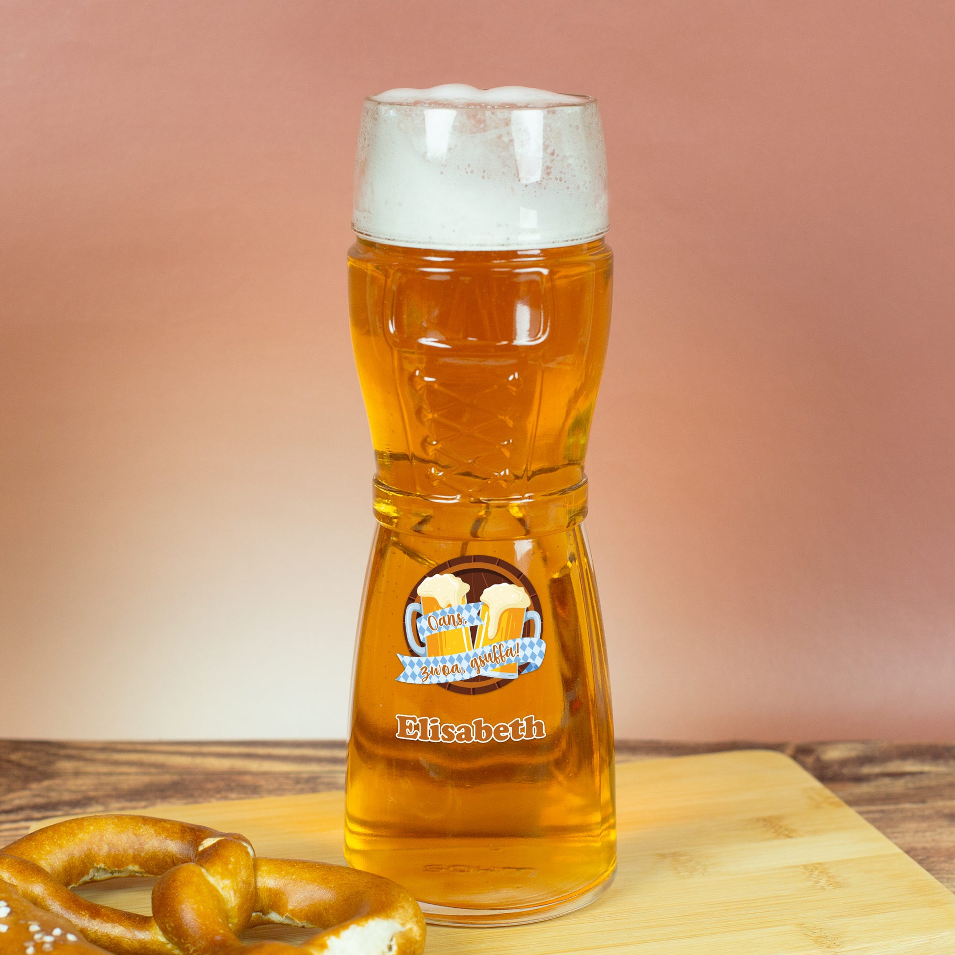 Bedrucktes Bierglas im Dirndl-Look mit Schleifenmuster, befüllt mit Bier, Aufdruck und Name personalisiert, festliche Geschenkidee