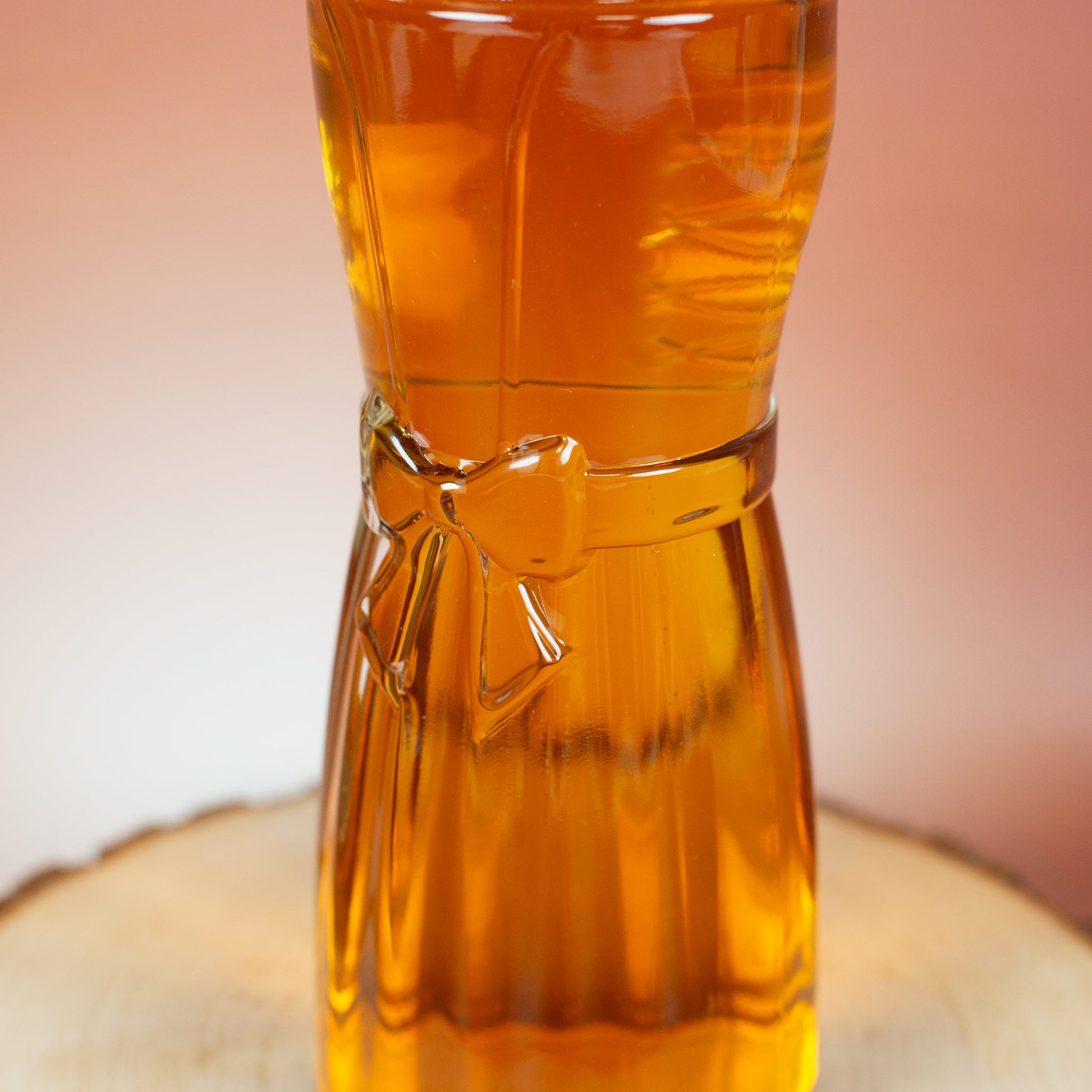 Detailaufnahme vom Bierglas im Dirndl-Design, Glasstruktur mit eingearbeiteter Schleife, transparente Ansicht ohne Aufdruck