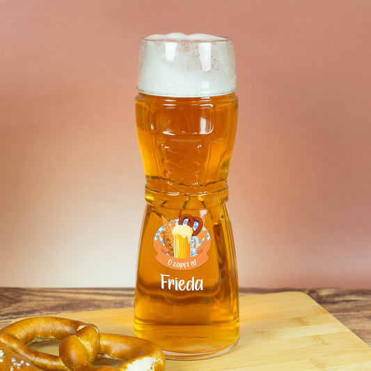 Personalisiertes Bierglas im Festzelt-Look mit Brezel- und Bierkrug-Motiv – mit Namen Frieda bedruckt