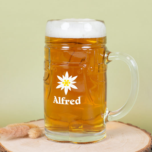 Bierkrug im Lederhosen-Design mit Edelweiß und Name Alfred, gefüllt mit Bier