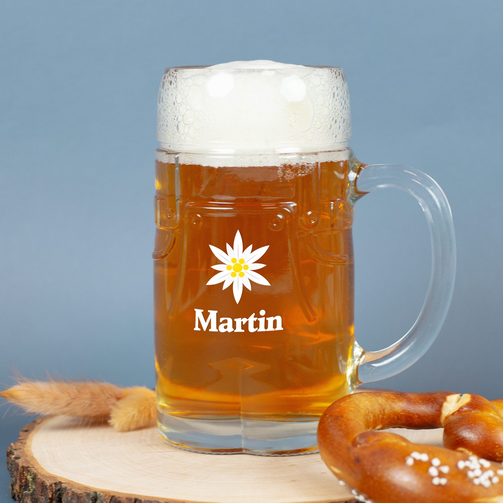 Personalisiertes Bierglas mit Edelweiß-Motiv und Name Martin, daneben Brezel