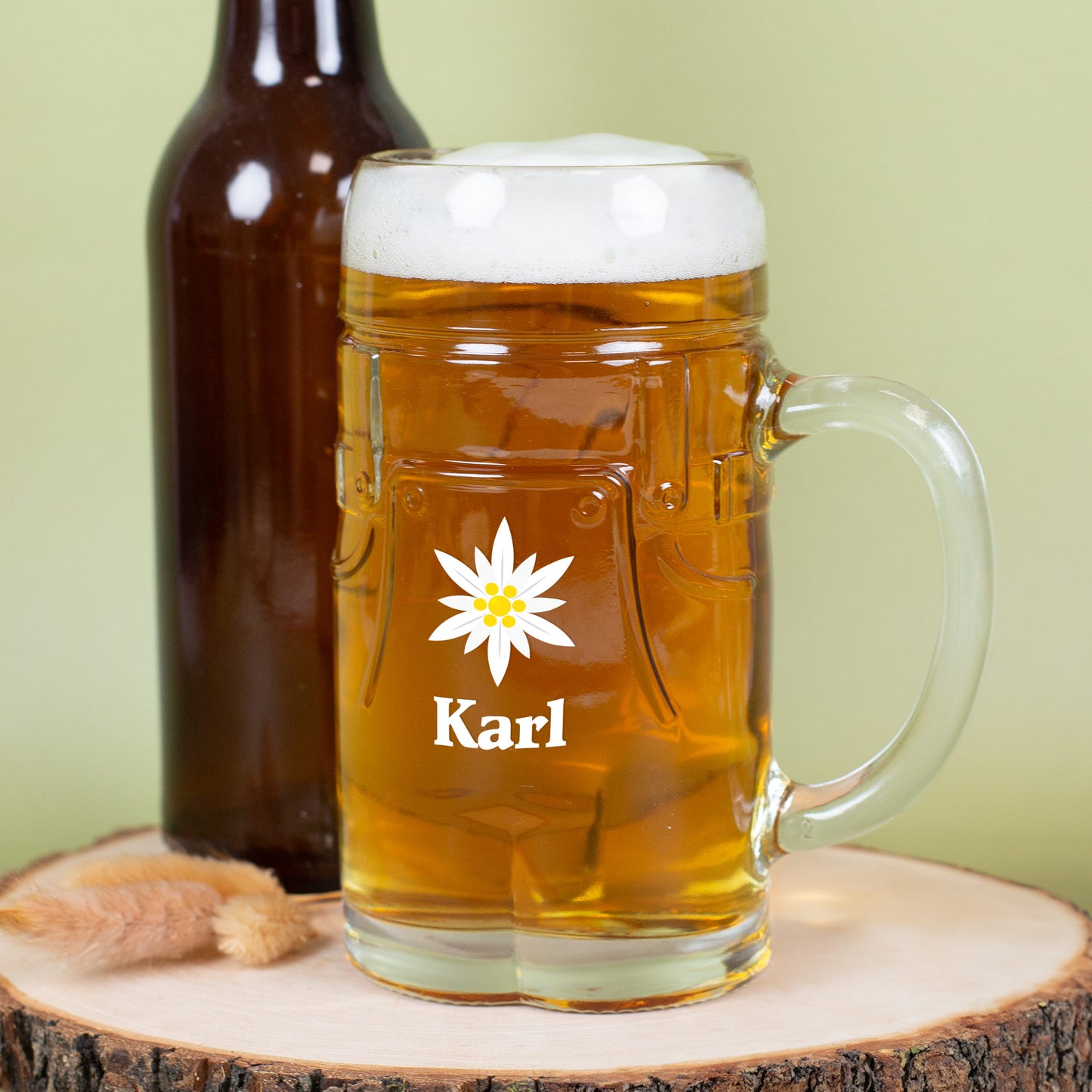 Glas-Bierkrug Lederhosenform mit Edelweiß und Name Karl, Bierflasche im Hintergrund