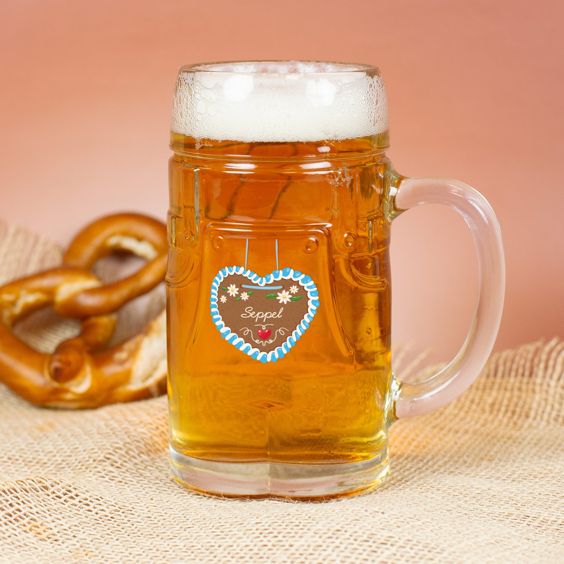 Bierkrug im Lederhosen-Look mit Lebkuchenherz und Name Seppel