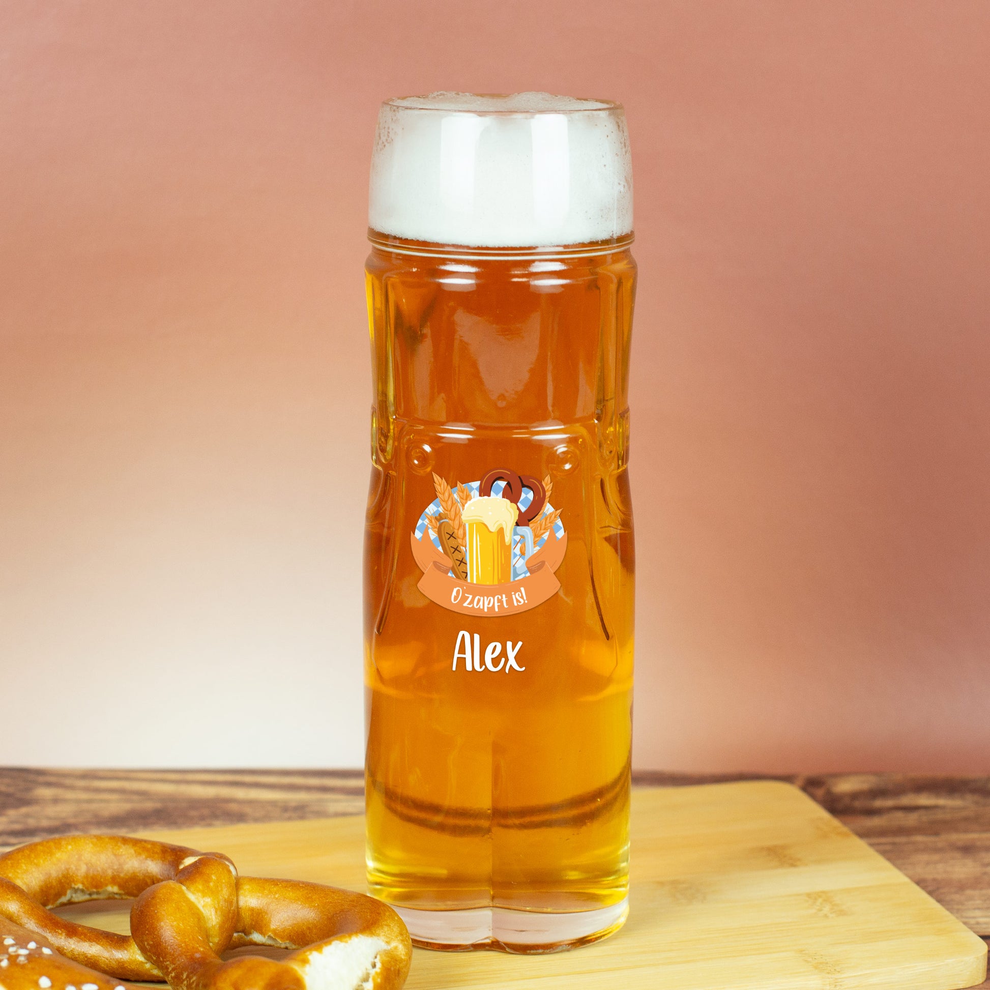 Personalisiertes Bierglas mit Festmotiv aus Brezel und Maßkrug – mit Name Alex bedruckt, neben Brezel platziert