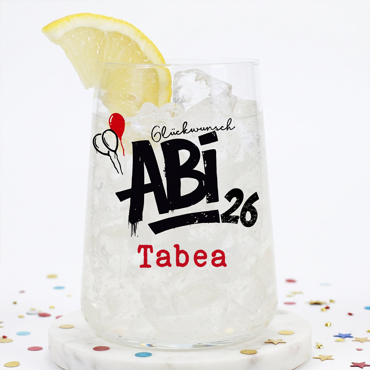 Personalisiertes Trinkglas zum Abi 2026 mit Name und Zitronendrink auf hellem Hintergrund