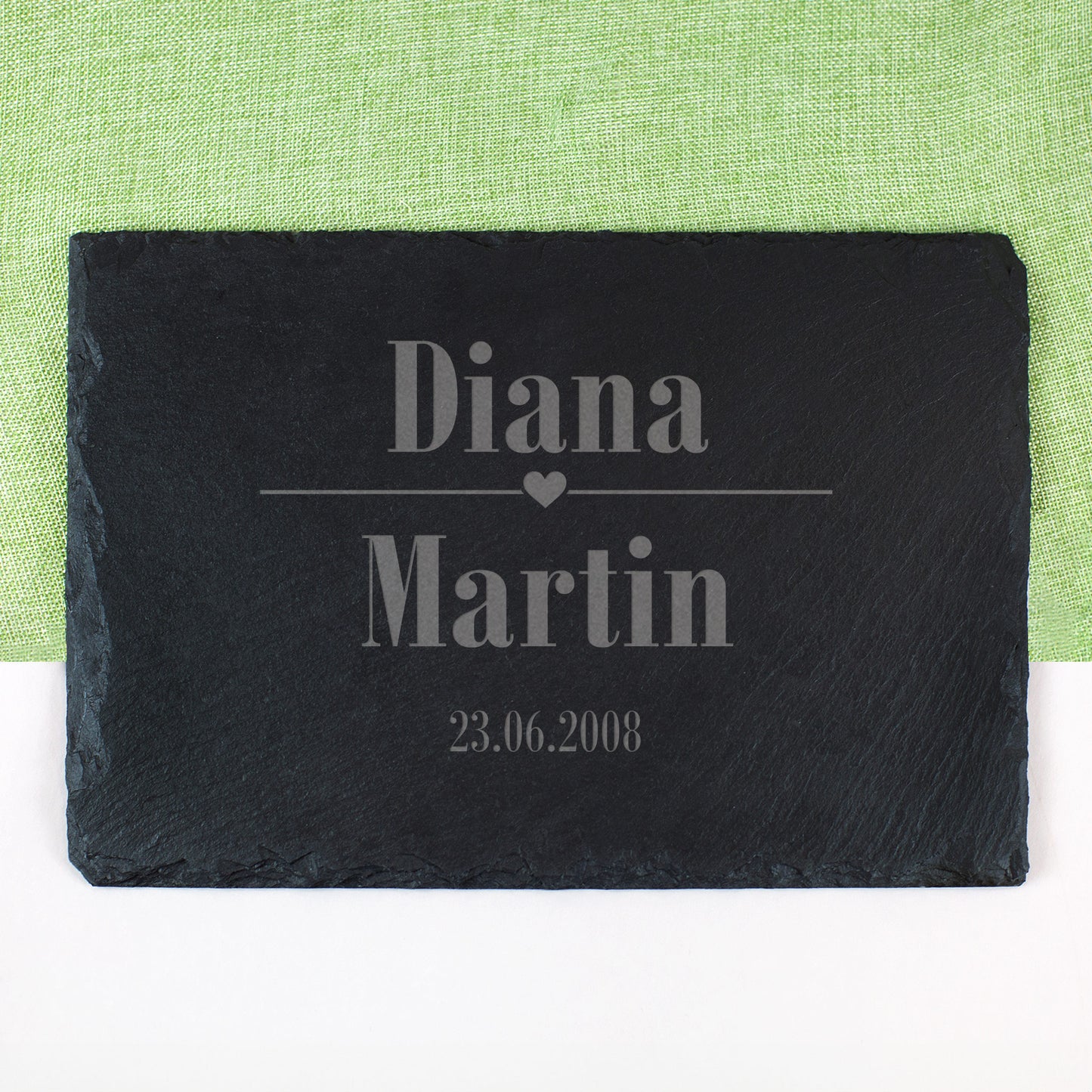 Rechteckige Schieferplatte mit Gravur „Diana & Martin“ und Datum 23.06.2008, schlicht präsentiert auf grünem Stofftuch