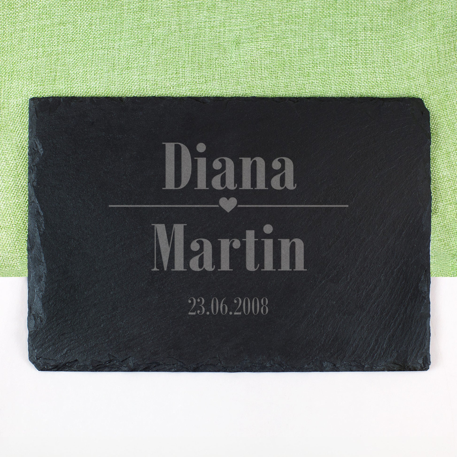 Rechteckige Schieferplatte mit Gravur „Diana & Martin“ und Datum 23.06.2008, schlicht präsentiert auf grünem Stofftuch