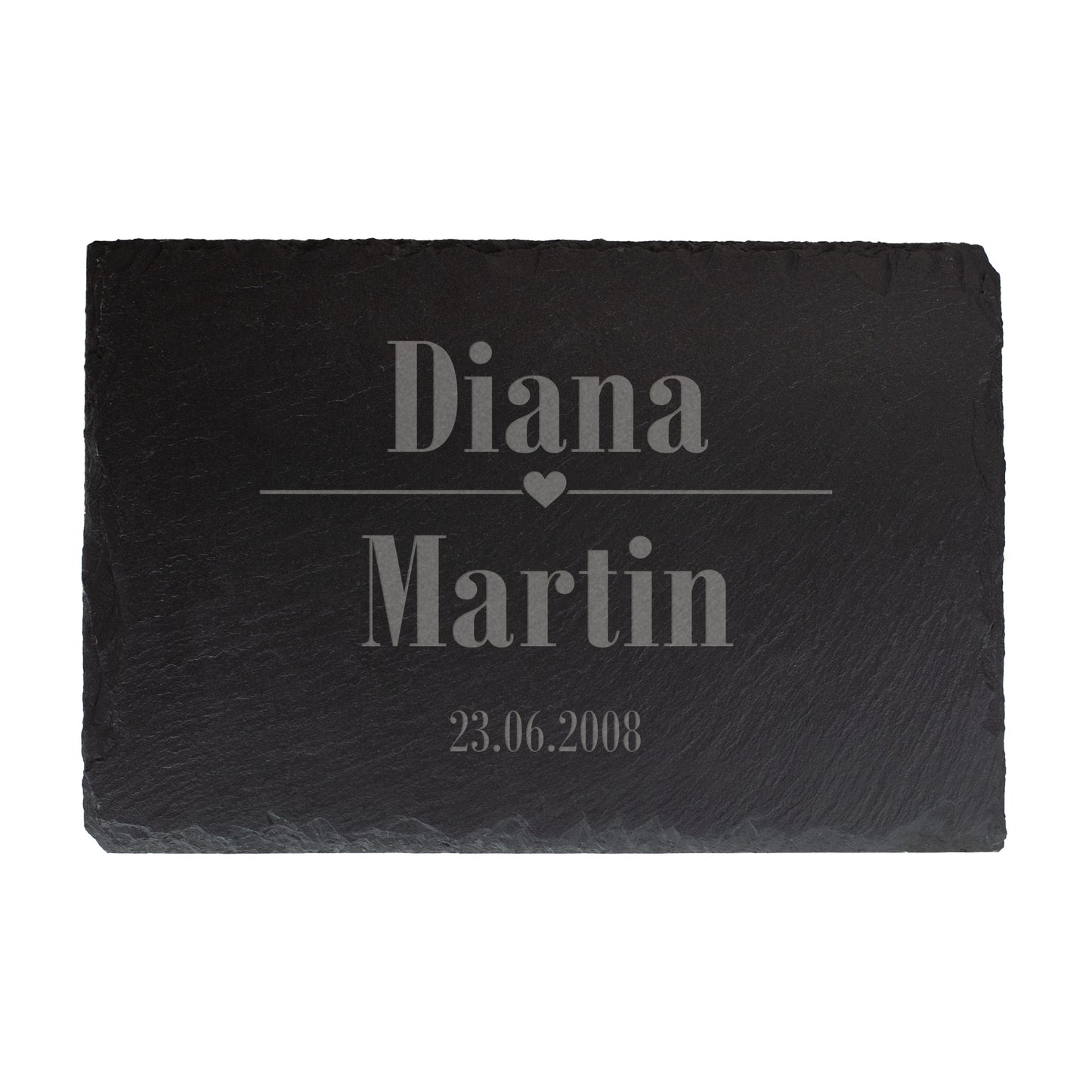 Schieferplatte als Beispielgravur mit Platzhaltern „Name 1, Name 2“ und „Datum“, mittig ein kleines Herzsymbol, auf weißem Hintergrund