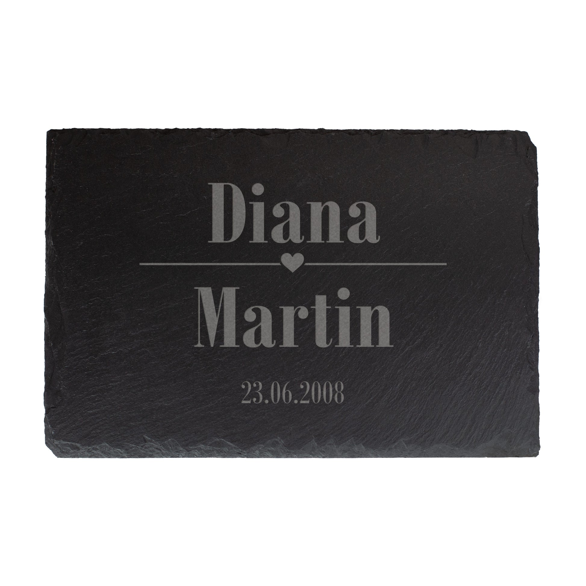 Schieferplatte als Beispielgravur mit Platzhaltern „Name 1, Name 2“ und „Datum“, mittig ein kleines Herzsymbol, auf weißem Hintergrund