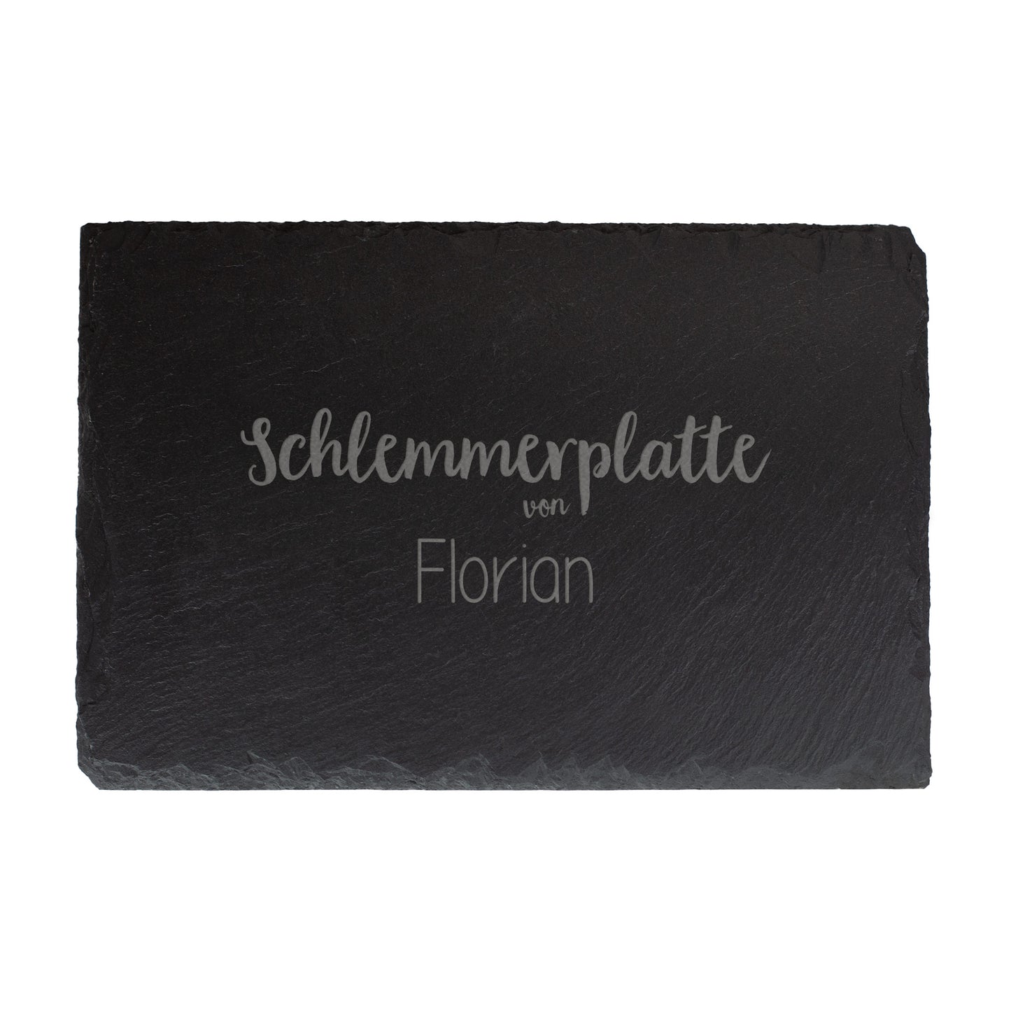 Schwarze Schieferplatte mit Gravur „Schlemmerplatte von Florian“ auf weißem Hintergrund, frontal fotografiert.