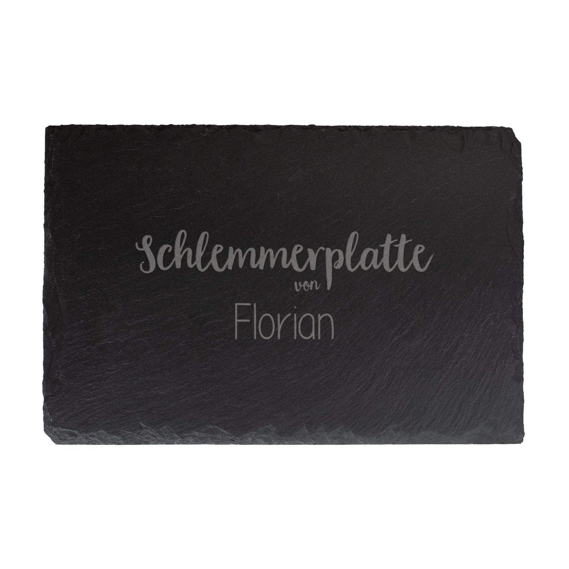 Schwarze Schieferplatte mit Gravur „Schlemmerplatte von Florian“ auf weißem Hintergrund, frontal fotografiert.