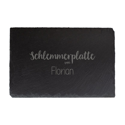 Schwarze Schieferplatte mit Gravur „Schlemmerplatte von Florian“ auf weißem Hintergrund, frontal fotografiert.
